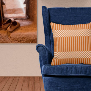 Streifen und Schachbrett-Farbtöne von Orangenwirbe Kissen