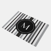 Streifenmuster Grau Schwarz-weißes Monogramm Fußmatte (Schrägansicht)