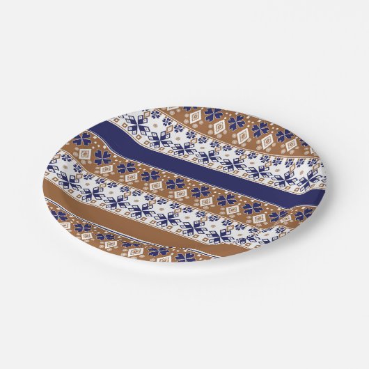 Streifenskandinavisches Muster braun blau Pappteller (Schrägansicht)
