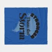 Strenger als der Sturm Fleecedecke (Vorderseite (Horizontal))