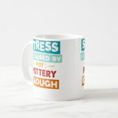 Stress wird durch nicht genug Töpfern verursacht L Kaffeetasse (Vorderseite Links)