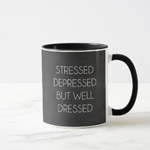 Stressed drückte aber wohles gekleidet nieder tasse