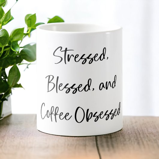 Stressed gesegnet und Kaffee besessen stilvoll Kaffeetasse
