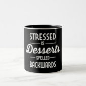 Stressgepresste Desserts werden rückwärts geschrie Zweifarbige Tasse (Mittel)
