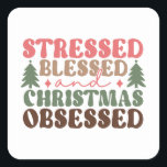 Stresst, gesegnet und Weihnachten besessen Quadratischer Aufkleber<br><div class="desc">Feiern Sie die Urlaubssaison mit einem Mix aus Spaß und Feststimmung mit diesem "Stressed, Gesegnet, Weihnachten besessen" Design. Mit spielerischer Retro-Typografie und bezaubernden Weihnachtsbaumabbildungen erweckt dieses Design die Freude und das Chaos der Urlaubssaison. Ideal für Weihnachtsliebhaber, die sich die Liebe geben, alles festlich zu machen, ist dieses Design auf einer...</div>