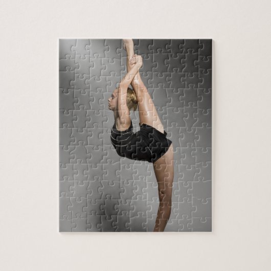 Stretching bei Frauen, Studio-Shot Puzzle (Vertikal)