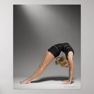 Stretching bei weiblichen Gymnastik, Studio-Schuss Poster