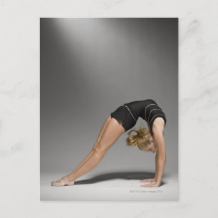 Stretching bei weiblichen Gymnastik, Studio-Schuss Postkarte