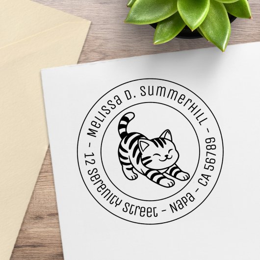 Stretching Tabby Cat Round Address Gummistempel