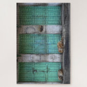 Streunende Hunde vor schmutzigen grünen Türen Puzzle (Vertikal)