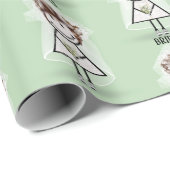 Strichfigur-Mädchen in Sneakers auf Green Geschenkpapier (Rolleneckpunkt)