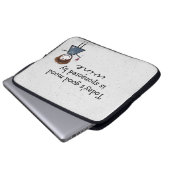 Strichfigur-Mädchen mit Wein und Sneakers Laptopschutzhülle (Vorne Knopf)