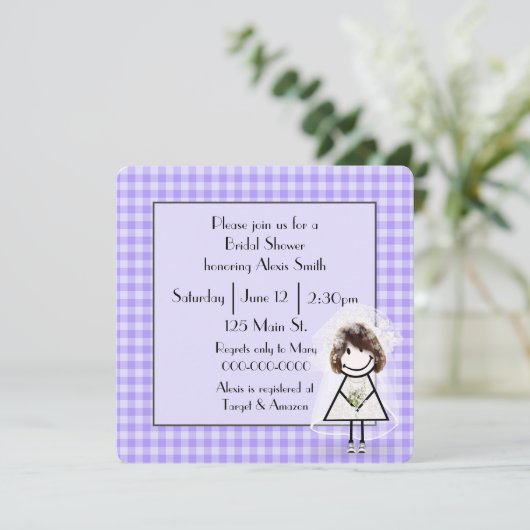 Strichmännchen Bride On Lila Gingham Einladung (Stehend Vorderseite)