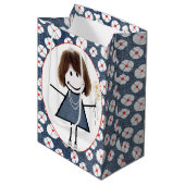 Strichmännchen Girl on Denim and Daisies Mittlere Geschenktüte (Vorderseite Schrägansicht)