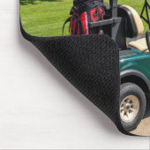 Strichmännchen-Golfer in einem Golfwagen Mousepad (Ecke)