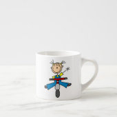 Strichmännchen-Mädchen fährt Roller Espressotasse (Rechts)