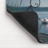 Strichmännchen mit einem Herzen in einem Papierboo Mousepad (Ecke)