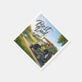 Strichmännchen-Vater Golfer in einem Golfwagen Serviette (Ecke)