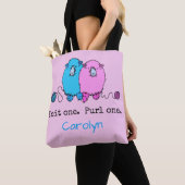 Strick eins Purl eins. Fun flauschige Schafe perso Tasche (Von Nahem)
