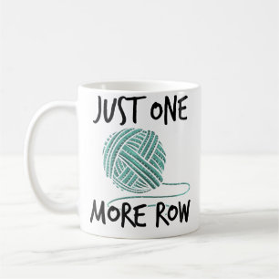 Strickende Frauen, nur noch eine Reihe Wollhäkeln Kaffeetasse