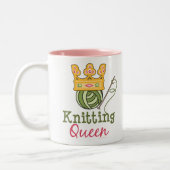 Strickende Königin-Tasse Zweifarbige Tasse (Links)
