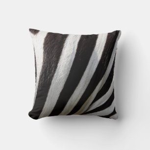 "Strickende Stille: Zebra-Muster Schwarz-weiß Kissen