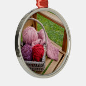 Strickender Korb Ornament Aus Metall (Rechts)
