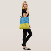 Strickflagge in der Ukraine Tasche (Am Model)