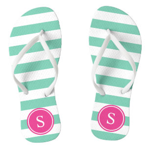Strickmonogramm in Sea Foam & Pink Badesandalen