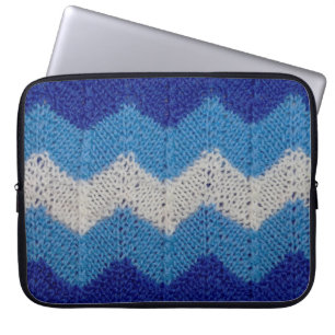 Strickstoff mit gestreiften Figuren blau-weiß Laptopschutzhülle
