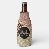 Strickte Rose Gold Glitzer Leopard Monogramm Flaschenkühler (Flaschenvorderseite)