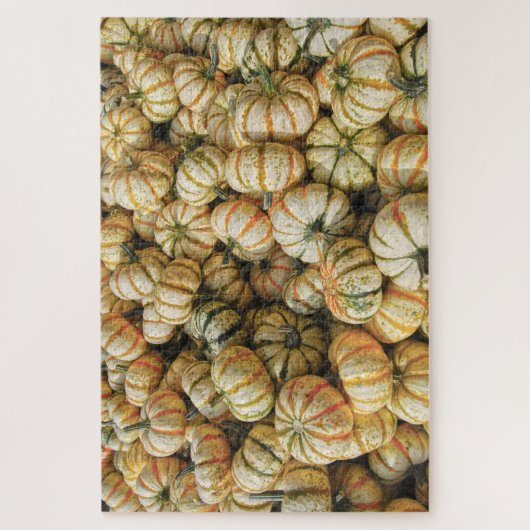 Strickte weiße Waren auf einem Markt Puzzle (Vertikal)