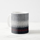 Strickwolle: rote, weiße Streifen. Kaffeetasse (Vorderseite Links)