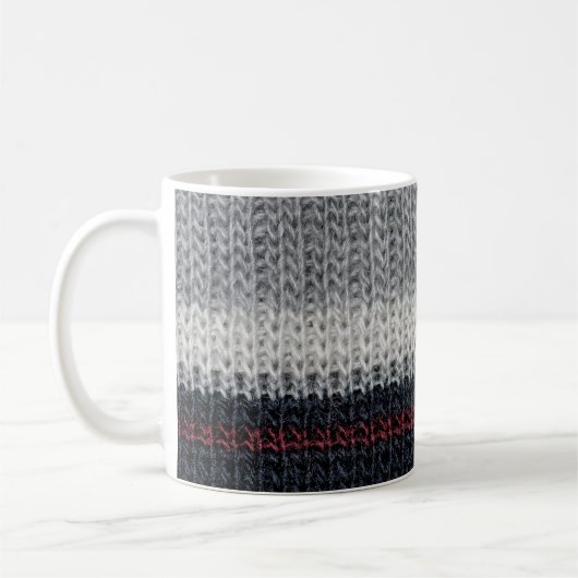 Strickwolle: rote, weiße Streifen. Kaffeetasse (Links)