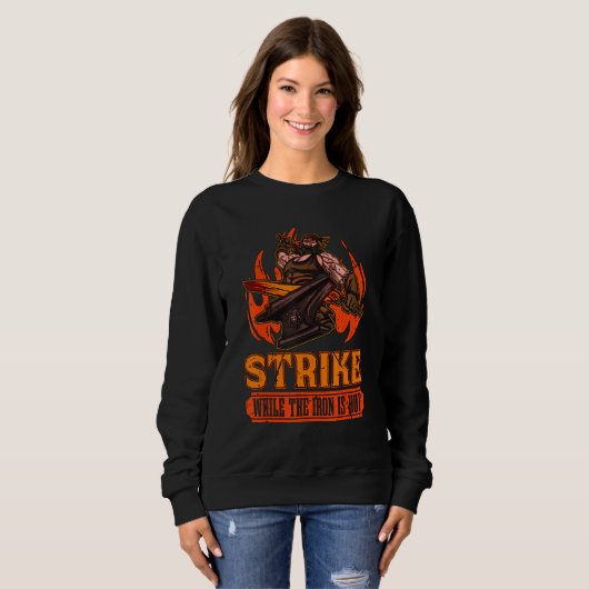 Strike While The Iron Is Hot Loves Blacksmith Forg Sweatshirt (Vorne ganz)