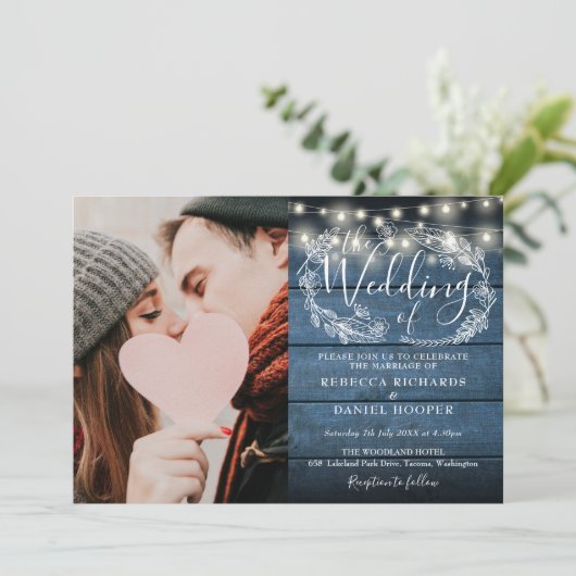 String Lights Blue Rustic Wood Foto Wedding Einladung (Stehend Vorderseite)