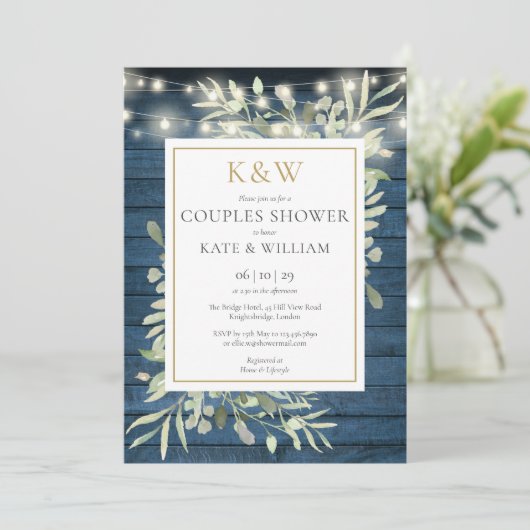 String Lights Blue Wood Monogram Couples Dusche Einladung (Stehend Vorderseite)