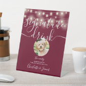 String Lights Burgundy Pet Signature Drink Sockelschild (In SItu)