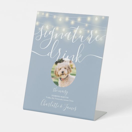 String Lights Dusty Blue Pet Signature Drink Sockelschild (Vorderseite)