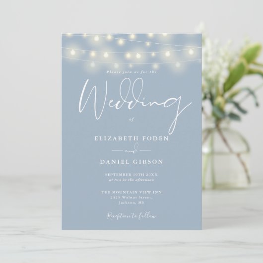 String Lights Dusty Blue QR Code Wedding Einladung (Stehend Vorderseite)