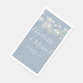 String Lights Dusty Blue Signature Script Hochzeit Serviette (Ecke)