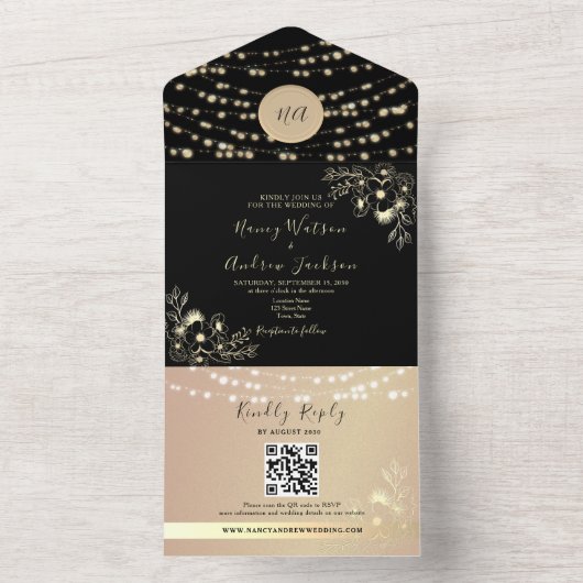 String Lights Gold und Black Monogram Wedding All In One Einladung (Innen Boden)