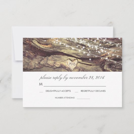 String Lights Heart Rustic Wood Wedding RSVP Karte (Vorderseite)
