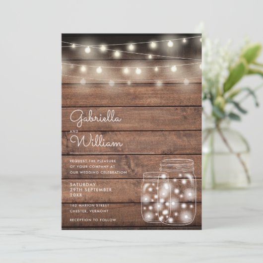 String Lights Mason Jars Rustic Wood Wedding Einladung (Stehend Vorderseite)