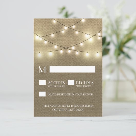 String Lights + Rustic Burlap Wedding RSVP Cards (Stehend Vorderseite)