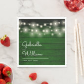 String Lights Rustic Green Wood Elegantes Skript Serviette (Beispiel)