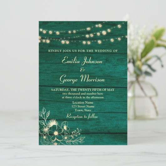 String Lights Rustic Wood Emerald Green Wedding Einladung (Stehend Vorderseite)