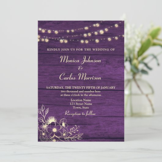 String Lights Rustic Wood Lila Wedding Einladung (Stehend Vorderseite)