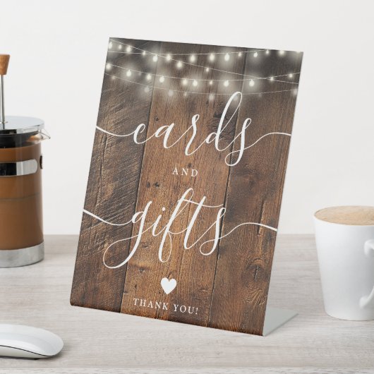 String Lights Rustic Wood Script Cards und Geschen Sockelschild (In SItu)
