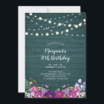 String Lights & Wood | Floral Erwachsene Geburtsta Einladung<br><div class="desc">Feiern Sie einen besonderen Tag mit diesem rustikalen Holz Blumengeburtstag Einladung. Dieses Design besticht durch stilvolle Streichleuchten und Blume-Bouquet auf einem aquamarinen grünen Holzboden. Sie können den Text an jedes Alter oder Ereignis anpassen. ( 30., 40., 50., 60., 70. Geburtstag, etc) Weitere passende Einladungen und Party-Vorräte sind in meinem Shop...</div>